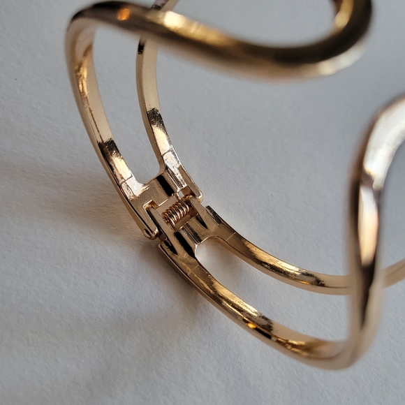 Gold tone clamper bracelet minimalist curved lines - Picture 4 of 11